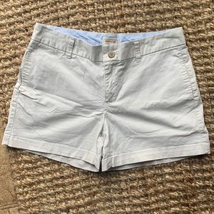 Khakis by Gap. The 4” short, size 2. Just need steamed to get rid of wrinkles!